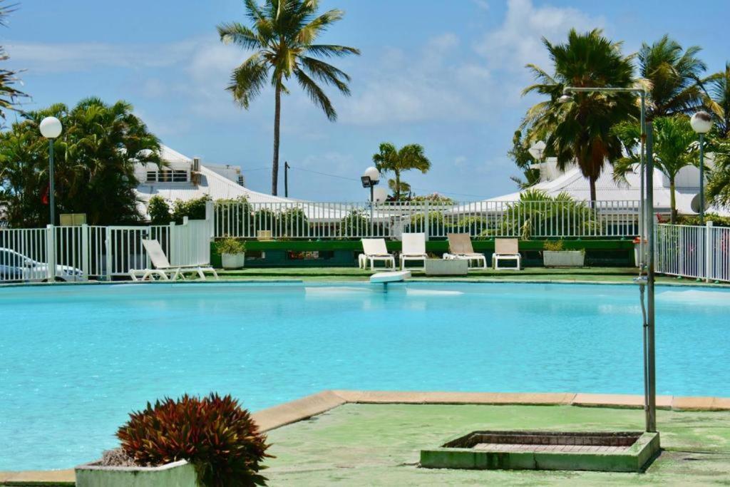 Appart Spacieux Avec Citerne A Eau Et Acces Direct A La Plage Le Gosier  Exterior photo